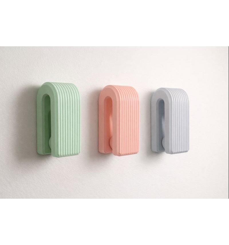 „Gravitacinis Kabliukas“ – savaime užsifiksuojantis rankšluosčių laikiklis