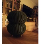 Dekoratyvinis vazonas su kojelėmis mažam augalui