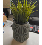 Dekoratyvinis vazonas su kojelėmis mažam augalui