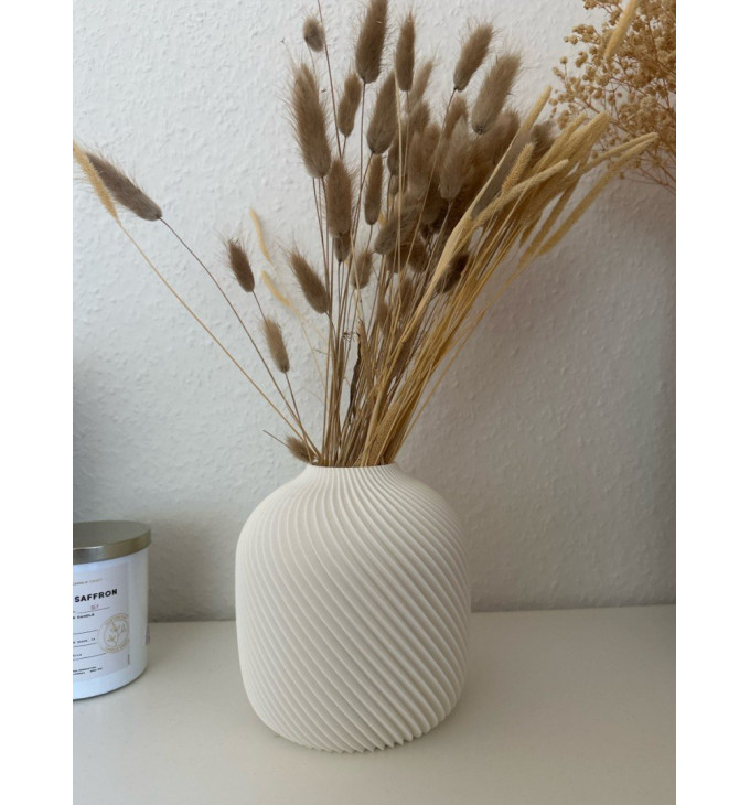 Modernus vazonas su spirale aukštoms puokštėms