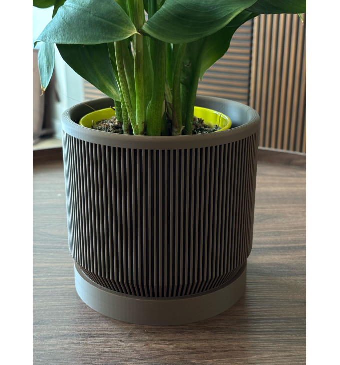 Briaunuotas vazonas su padėkliuku