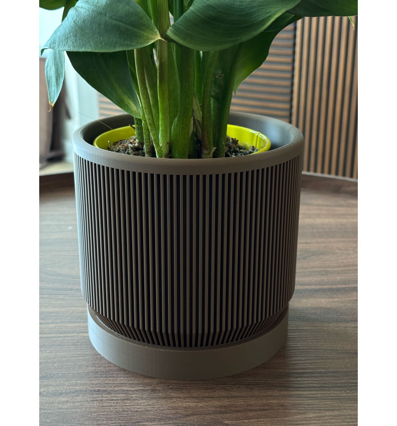 Briaunuotas vazonas su padėkliuku