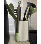 Modernus stalo indas virtuvės įrankiams