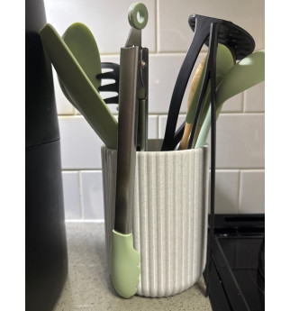 Modernus stalo indas virtuvės įrankiams