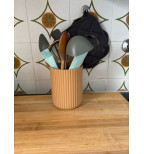 Modernus stalo indas virtuvės įrankiams