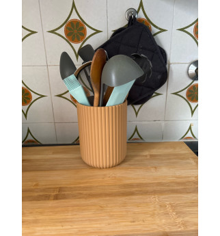 Modernus stalo indas virtuvės įrankiams