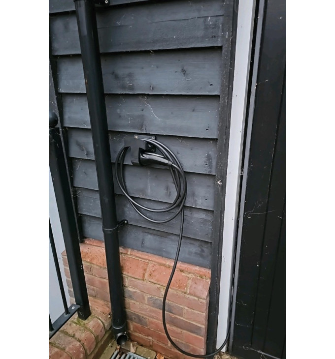 Type 2 elektromobilio įkrovimo laikiklis su kabelio laikikliu