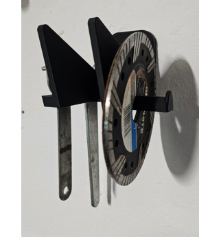 Kampinio šlifuoklio pakaba ant sienos su disko ir veržliarakčių laikikliu