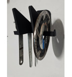 Kampinio šlifuoklio pakaba ant sienos su disko ir veržliarakčių laikikliu