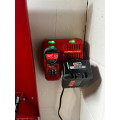 Stabilizuotas Milwaukee M12/M18 greito įkrovimo laikiklis