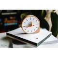 Medinis baltas stalo laikrodis
