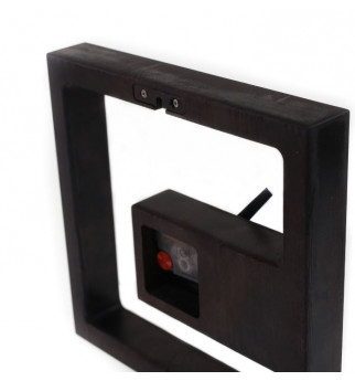 Medinis juodas stalo laikrodis