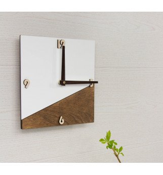 Kvadrato formos medinis sieninis laikrodis "Harmonija"
