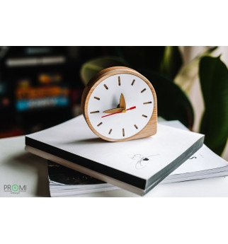 Medinis baltas stalo laikrodis