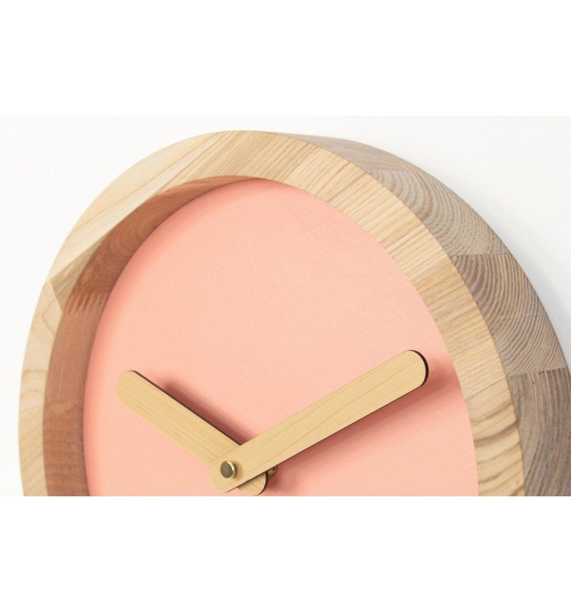 Šviesus apvalus sieninis laikrodis