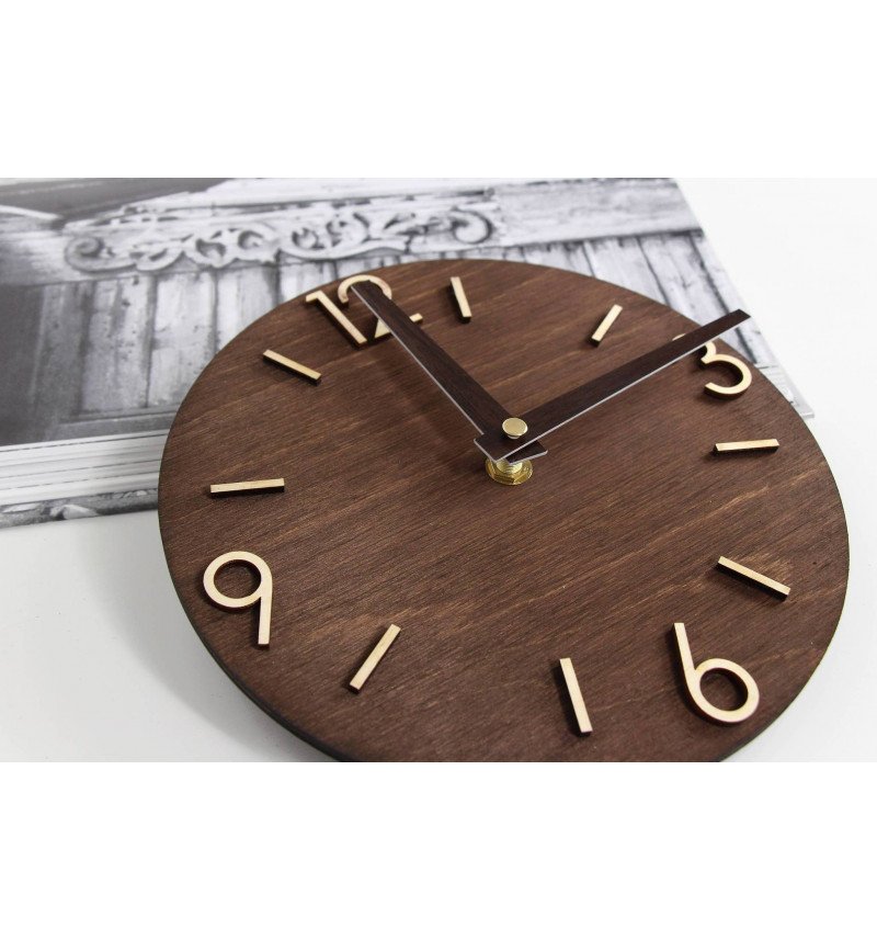 Tamsus apvalus medinis laikrodis