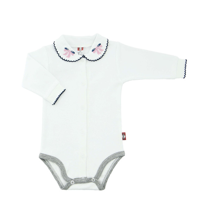 Baltas smėlinukas puošnia apykakle, dekoruotas pilkomis detalėmis "Meškiukas"