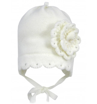 Puošni balta kepurė