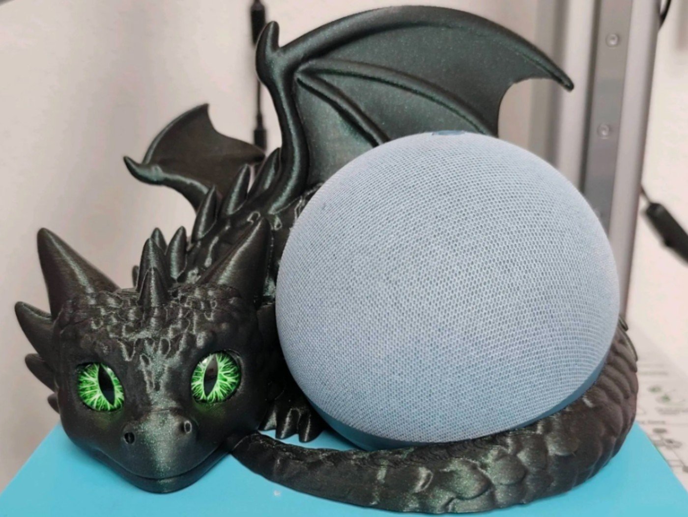 „Aleksos Drakono Sargas“ – laikiklis Amazon Alexa (Echo Dot/Echo Pop)