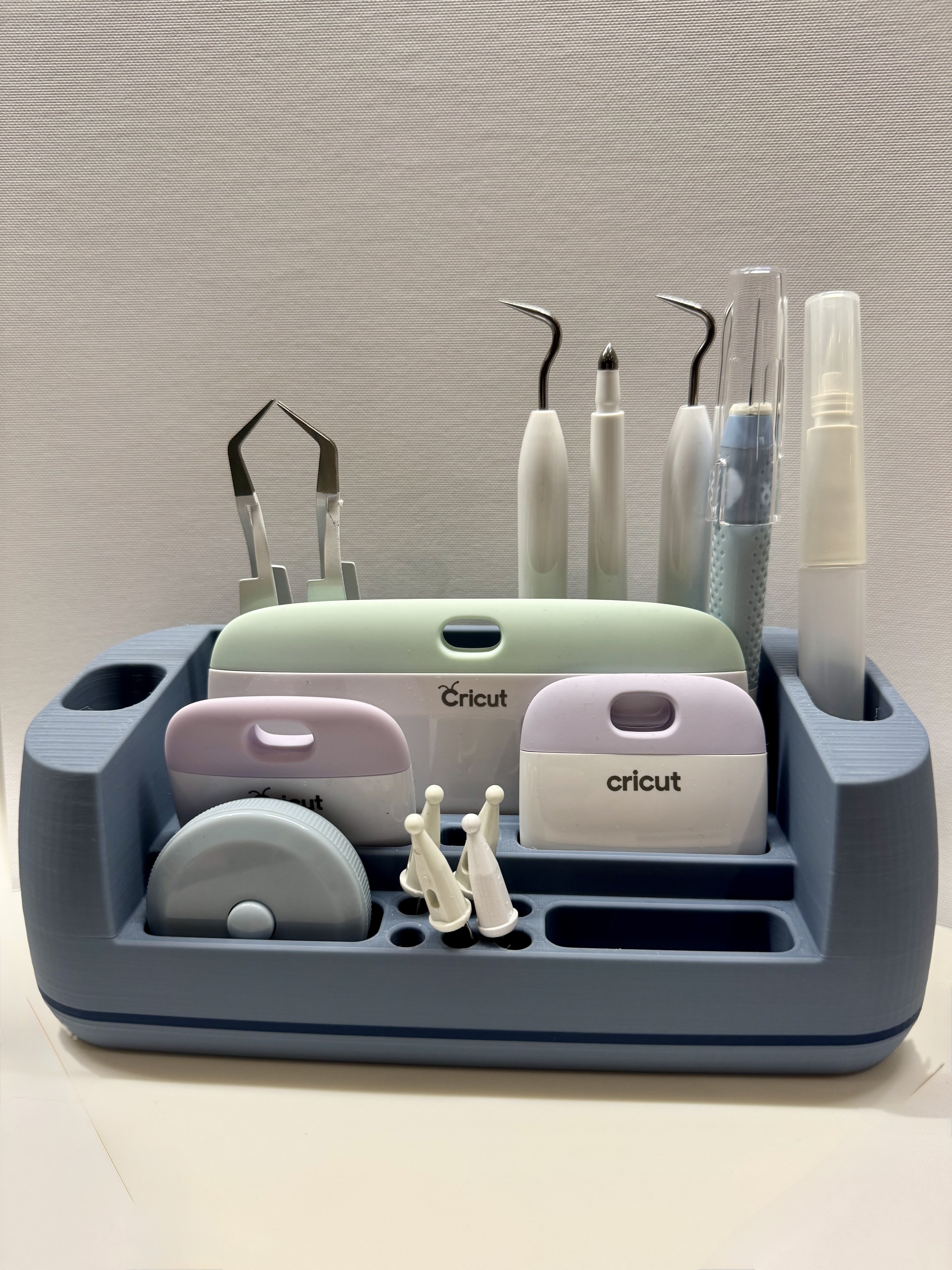 Cricut įrankių organizatorius su skyreliais ir penalo vietomis